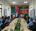 Đại diện BGH và Công đoàn lên nhận quà.jpg - 